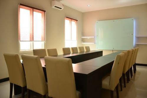 Chiaro Hotel Syariah Sidoarjo Bagian luar foto